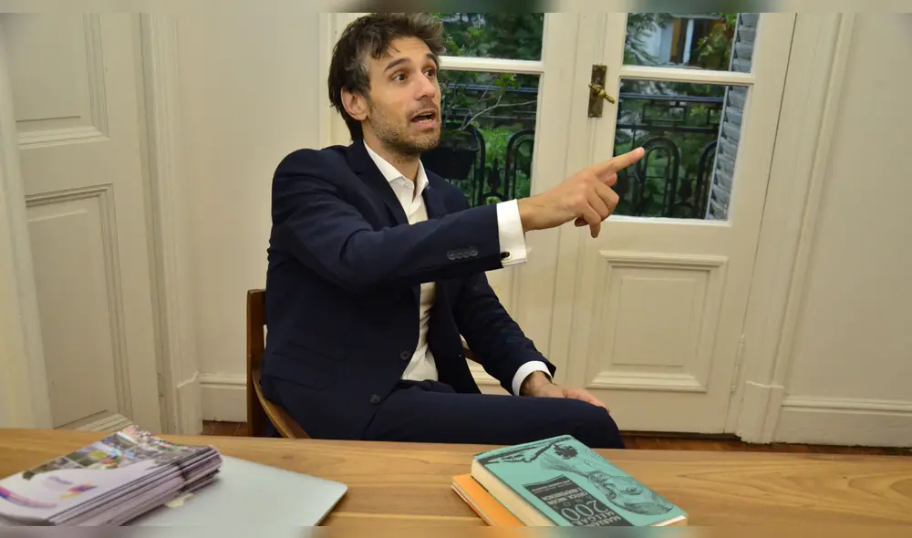 El abogado argentino concedió una entrevista desde Buenos Aires, en su mesa de trabajo un ejemplar del gran poeta arequipeño Mariano Melgar. Foto: La República. El abogado argentino concedió una entrevista desde Buenos Aires, en su mesa de trabajo un ejemplar del gran poeta arequipeño Mariano Melgar. Foto: La República.
