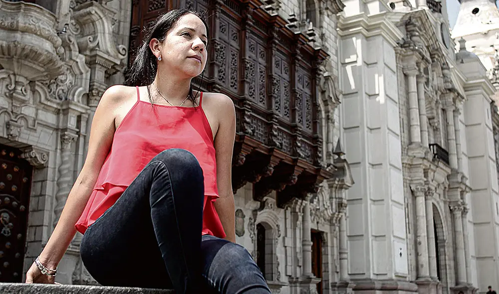Poeta en la ciudad. Ivonne Bernuy en el centro de Lima. Foto: John Reyes/La República Poeta en la ciudad. Ivonne Bernuy en el centro de Lima. Foto: John Reyes/La República