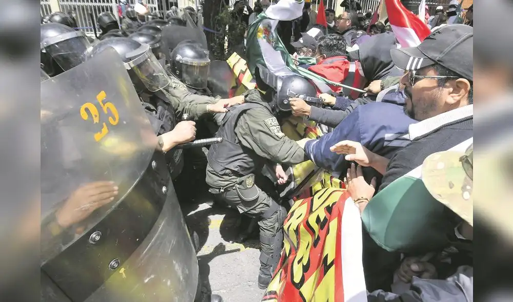 Maestros en huelga chocaron con la policía en la capital boliviana en el marco del paro de 24 horas previo al paro nacional. Foto: EFE Maestros en huelga chocaron con la policía en la capital boliviana en el marco del paro de 24 horas previo al paro nacional. Foto: EFE