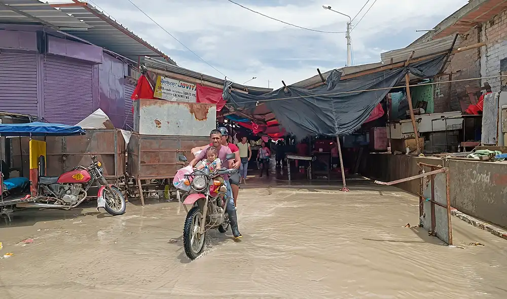 Piura. Mercado en Sullana fue arrasado por fuerte lluvia. Foto: Difusión