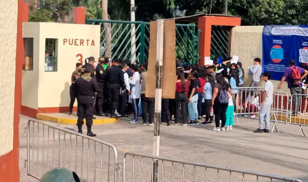 Estudiantes se quedaron fuera al cerrarse las puertas de las 8.30 a. m. Foto: Mary Luz Aranda / URPI-LR Estudiantes se quedaron fuera al cerrarse las puertas de las 8.30 a. m. Foto: Mary Luz Aranda / URPI-LR