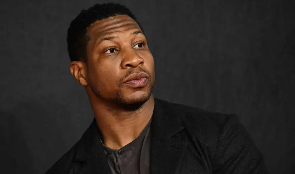 Jonathan Majors es custodiado en la comisaría tras agredir a una mujer en Manhattan. Foto: TNT