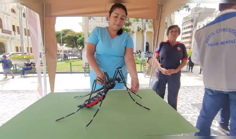 Personal de salud informa sobre medidas de prevención contra el dengue. Foto: La República Personal de salud informa sobre medidas de prevención contra el dengue. Foto: La República