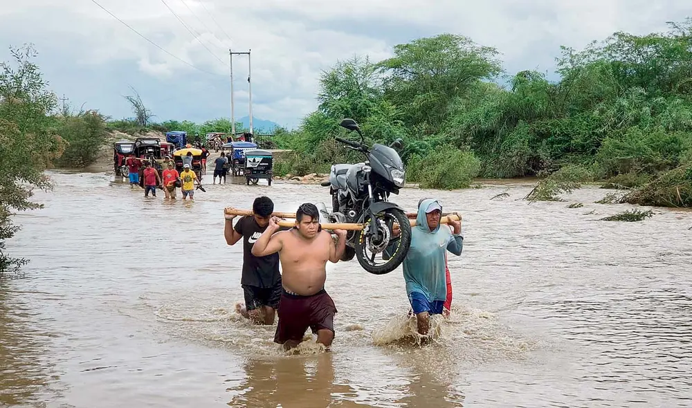 Aislados. Varios caseríos y anexos en Piura y también en Lambayeque han quedado incomunicados por el colapso de vías y puentes. Foto: Almendra Ruesta - URPI LR