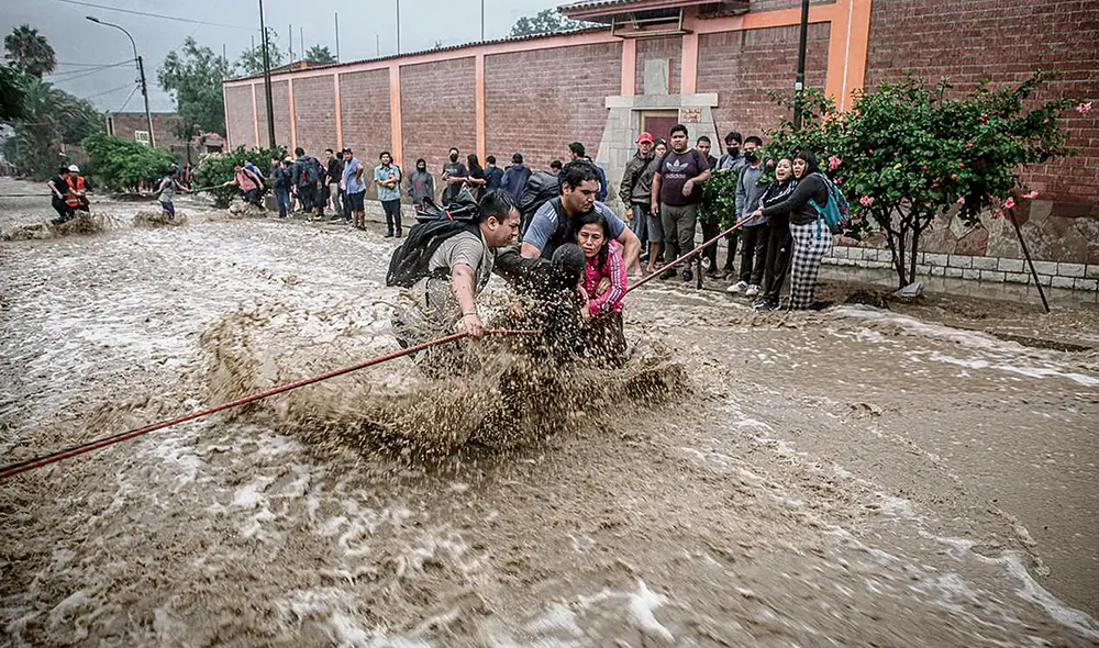 Mala señal. Los expertos advierten que el calentamiento de las aguas del océano Pacífico podría intensificar la potencia de las lluvias y, consecuentemente, el desastre sería mucho peor. Foto: John Reyes/La República Mala señal. Los expertos advierten que el calentamiento de las aguas del océano Pacífico podría intensificar la potencia de las lluvias y, consecuentemente, el desastre sería mucho peor. Foto: John Reyes/La República