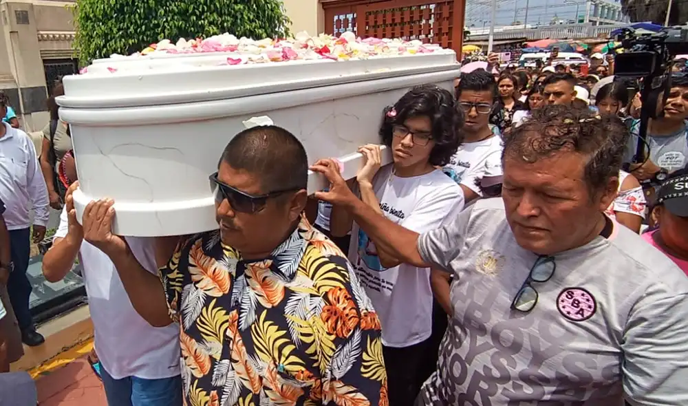 Familia de la joven víctima de femicidio realizaron su entierro en un camposanto del Callao. Foto: Barbara Mamani / URPI-LR Familia de la joven víctima de femicidio realizaron su entierro en un camposanto del Callao. Foto: Barbara Mamani / URPI-LR