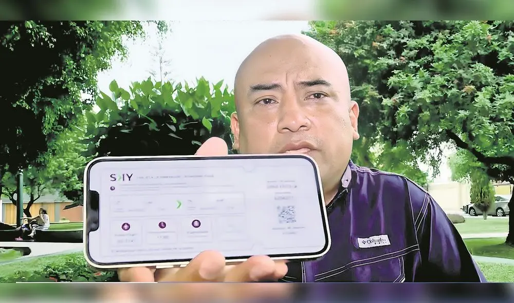 Muestra pruebas. Henry Shimabukuro Guevara guarda los pasajes de Dina Boluarte. Foto: Captura/Punto Final Muestra pruebas. Henry Shimabukuro Guevara guarda los pasajes de Dina Boluarte. Foto: Captura/Punto Final