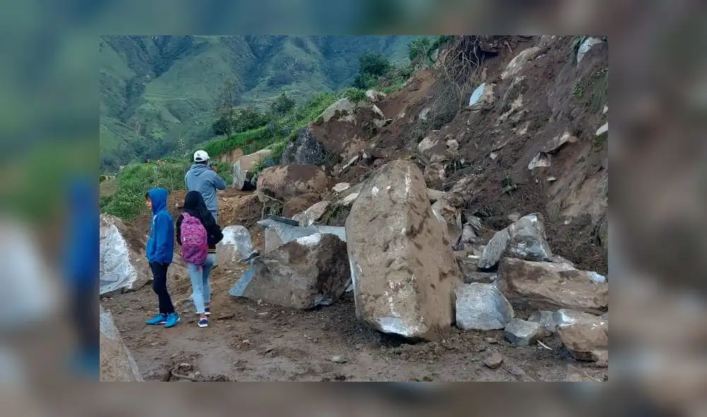 Enormes piedras y lodo bloquean las vías. Foto: cortesía Enormes piedras y lodo bloquean las vías. Foto: cortesía