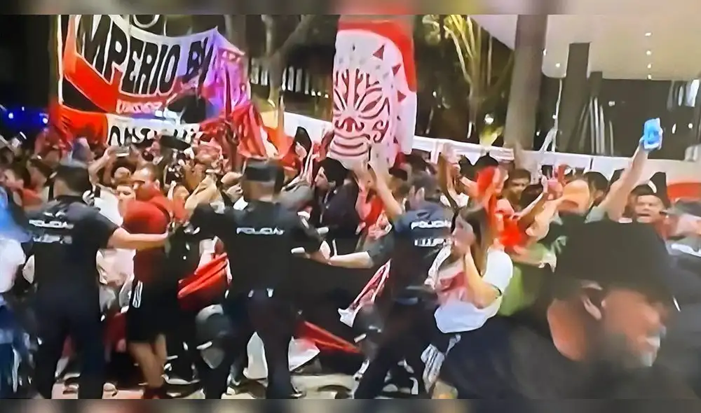 La policía de Madrid se enfrentó a los jugadores de Perú durante un banderazo de hinchas. Foto: captura de Canal N La policía de Madrid se enfrentó a los jugadores de Perú durante un banderazo de hinchas. Foto: captura de Canal N
