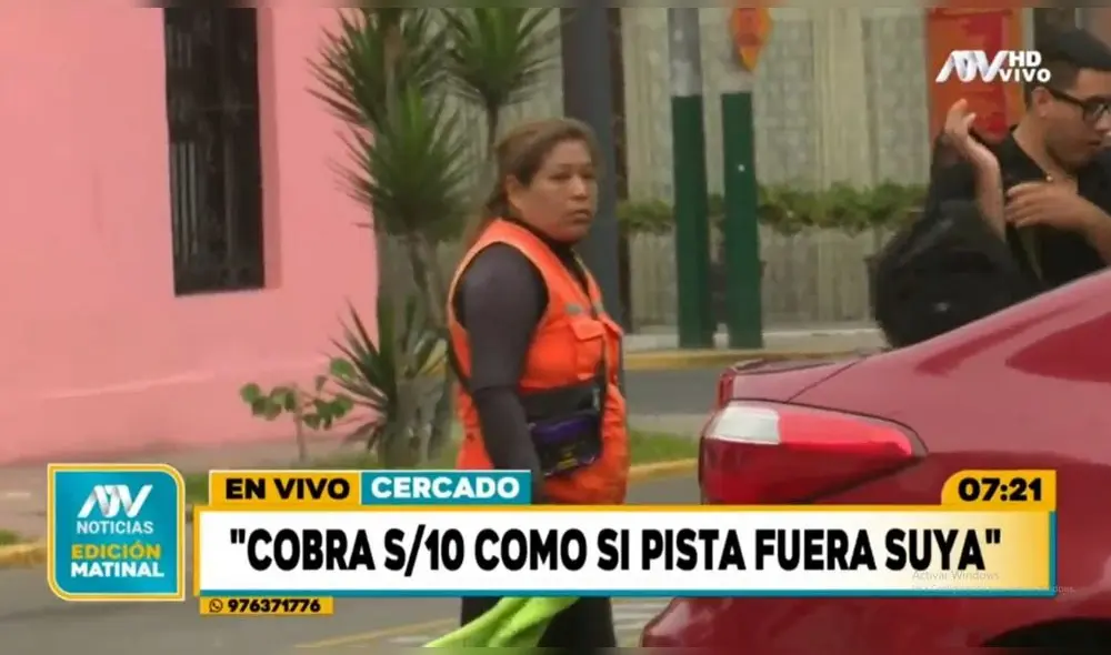Mujer se adueña de calle y cobra a conductores por aparcamiento. Foto y video: ATV Noticias