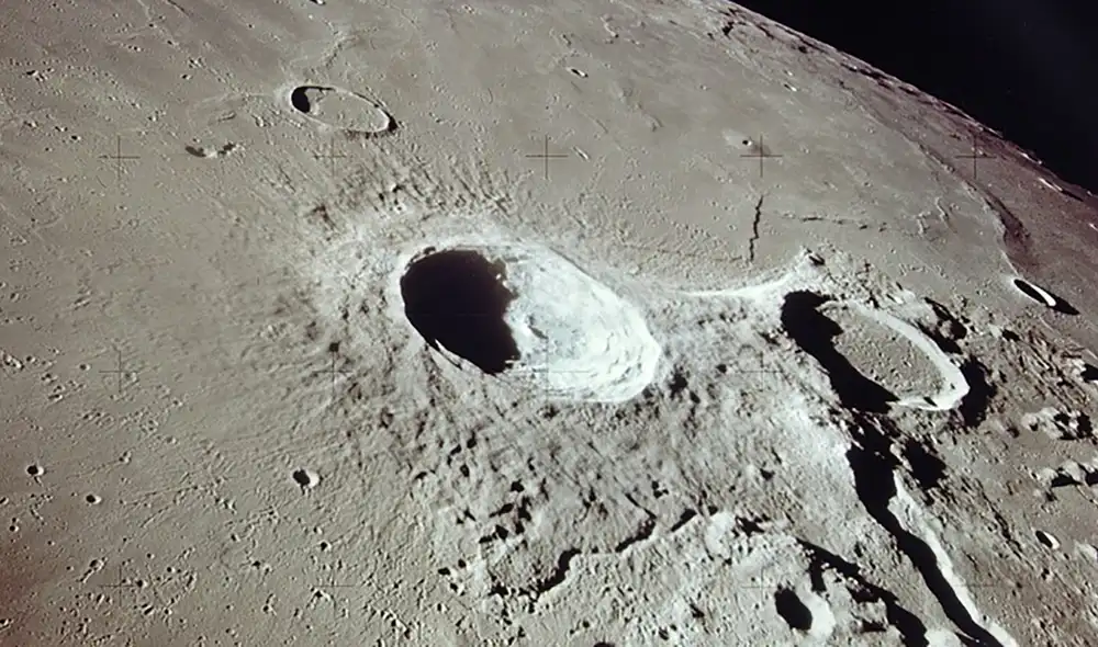 La nueva fuente de agua en la Luna se halla en cristales que se ubican en los cráteres del satélite. Foto: referencial / NASA
