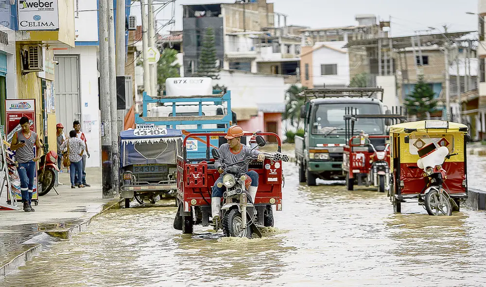 Atrapados. En seis años, desde El Niño Costero, las autoridades no realizaron en Lambayeque ninguna obra para proteger a las personas ante las inundaciones. Foto: Antonio Melgarejo/La República Atrapados. En seis años, desde El Niño Costero, las autoridades no realizaron en Lambayeque ninguna obra para proteger a las personas ante las inundaciones. Foto: Antonio Melgarejo/La República