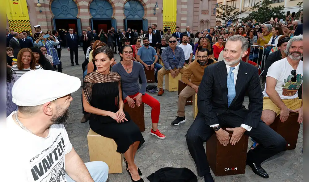 El rey Felipe VI demostró su dominio del cajón en la entrada del Teatro Falla de Cádiz, España. Foto: Casa Real de España