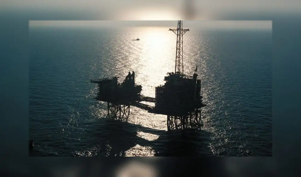 Plataforma marina. El Lote Z2-B es uno de los yacimientos que Perúpetro revertirá para Petroperú. Foto: Vanessa Romo/Mongabay Plataforma marina. El Lote Z2-B es uno de los yacimientos que Perúpetro revertirá para Petroperú. Foto: Vanessa Romo/Mongabay