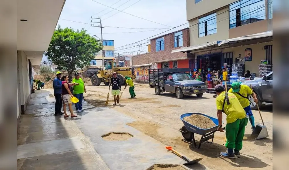 Con palas y carretillas continúan las labores de limpieza. Foto: MDE