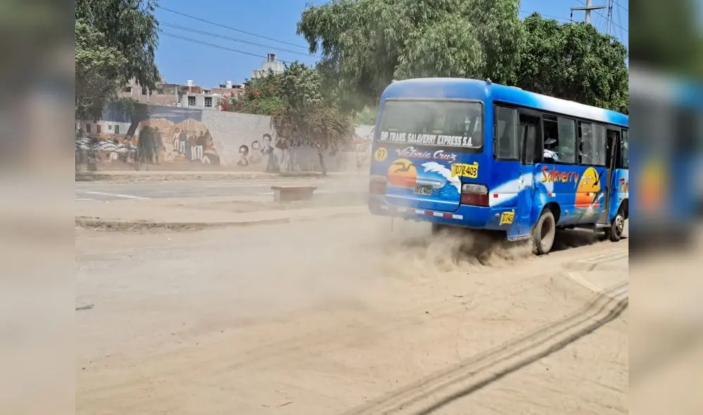 Aún no ha sido retirado del todo la tierra y polvo en las principales vías de Trujillo tras las lluvias y huaico. Foto: La República