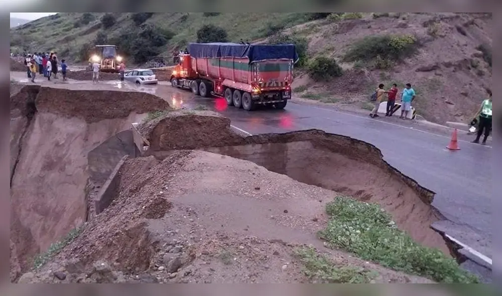 Los conductores corren peligro por el deterioro de las carreteras. Foto: PNP Los conductores corren peligro por el deterioro de las carreteras. Foto: PNP