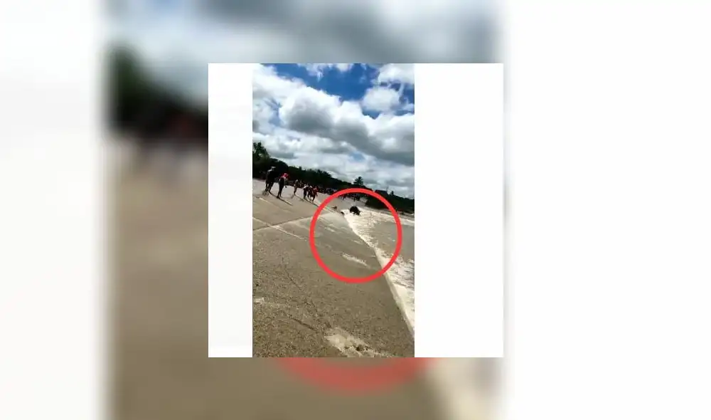 Las personas fueron rescatadas por los pobladores de la zona. Foto: captura de El Tiempo Las personas fueron rescatadas por los pobladores de la zona. Foto: captura de El Tiempo