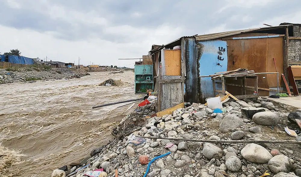Río bravo. El Chillón arrasó con las precarias viviendas de sus laderas, en Puente Piedra. Foto: María Luz Aranda/URPI-LR