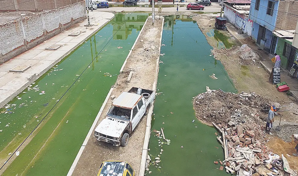 Peligro por contaminación. Así se encuentran las calles de Chiclayo por el colapso de las tuberías de desagüe. Vecinos esperan acciones de sus autoridades. Foto: Clinton Medina Peligro por contaminación. Así se encuentran las calles de Chiclayo por el colapso de las tuberías de desagüe. Vecinos esperan acciones de sus autoridades. Foto: Clinton Medina