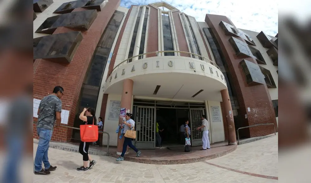 Contraloría concluyó que 11 funcionarios de confianza de alcalde Elber Requejo no cumplen con los requisitos para el sector público. Anuncian denuncia penal contra autoridad y sus servidores. Foto: Clinton Medina/ La República