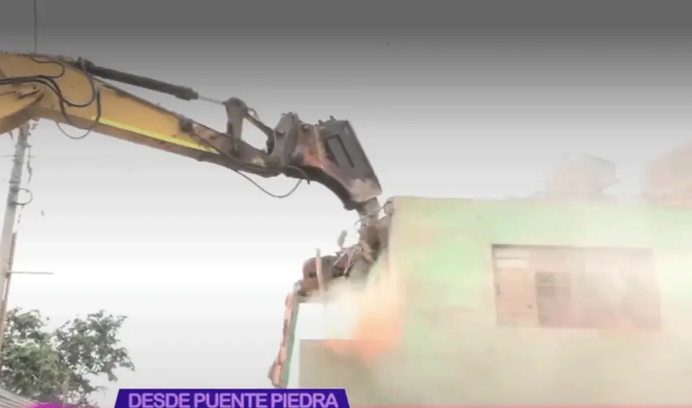 La vivienda ocupaba varios metros de la pista, por lo que vecinos expresaron su malestar. Foto y video: América TV La vivienda ocupaba varios metros de la pista, por lo que vecinos expresaron su malestar. Foto y video: América TV