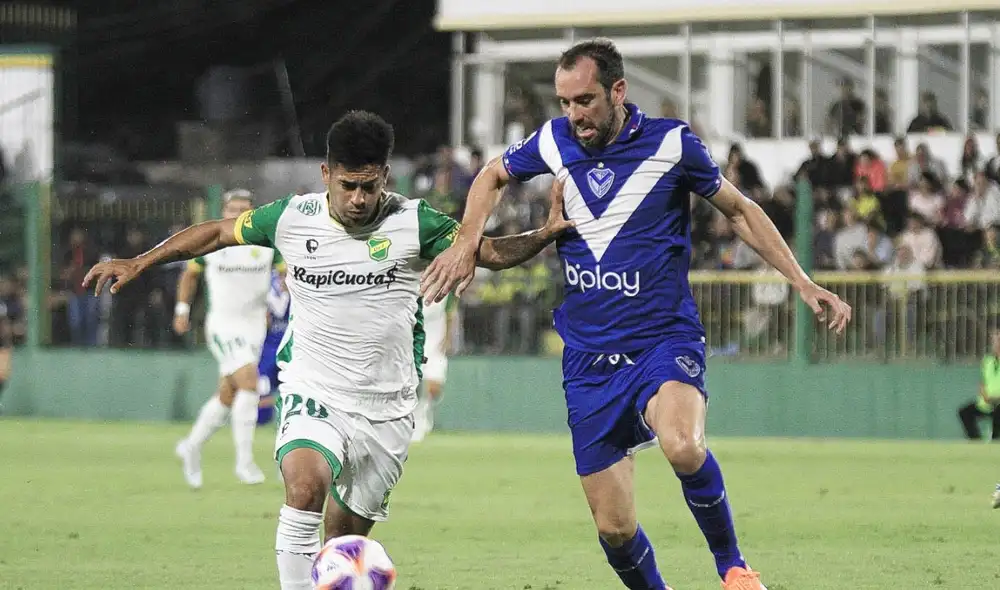 Nicolás Fernández y Diego Godín disputando un balón. Foto: Defensa y Justicia/Twitter