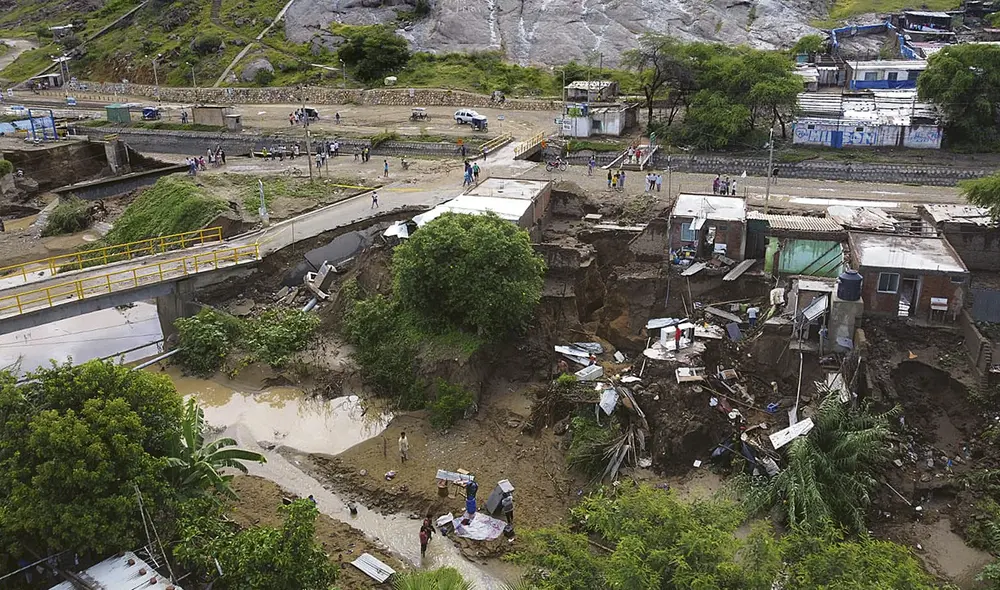 El distrito Mesones Muro, en Ferreñafe, luce como si hubiera sido bombardeado. El canal Taymi colapsó por la acumulación de agua y esta dañó la vía, un puente, sembríos y viviendas. Foto: Clinton Medina/La República El distrito Mesones Muro, en Ferreñafe, luce como si hubiera sido bombardeado. El canal Taymi colapsó por la acumulación de agua y esta dañó la vía, un puente, sembríos y viviendas. Foto: Clinton Medina/La República