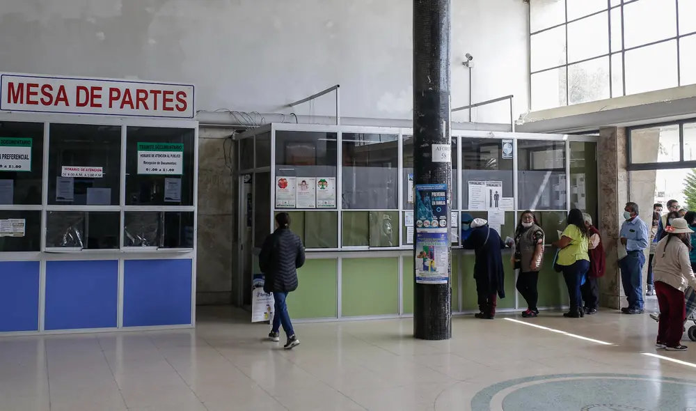 Menos colas. Las afueras del hospital Honorio Delgado. Antes eran un hervidero de pacientes que pugnaban por conseguir un cupo. Foto: Rodrigo Talavera/ LR Menos colas. Las afueras del hospital Honorio Delgado. Antes eran un hervidero de pacientes que pugnaban por conseguir un cupo. Foto: Rodrigo Talavera/ LR