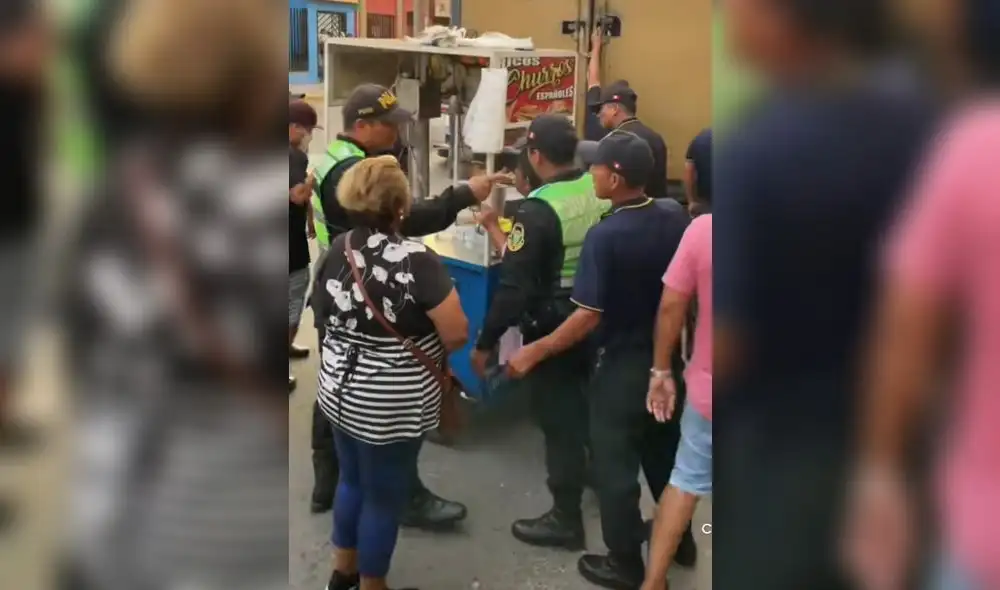 Los agentes de la PNP de la comisaría de Chimbote fueron aplaudidos por los transeúntes. Foto: captura Tik Tok Los agentes de la PNP de la comisaría de Chimbote fueron aplaudidos por los transeúntes. Foto: captura Tik Tok