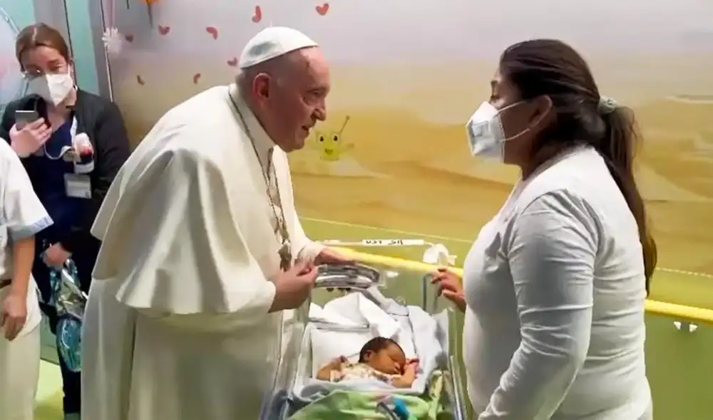 El papa Francisco sorprendió a una madre al bautizar a su hijo de semanas de nacido. Foto: captura/EWTN El papa Francisco sorprendió a una madre al bautizar a su hijo de semanas de nacido. Foto: captura/EWTN
