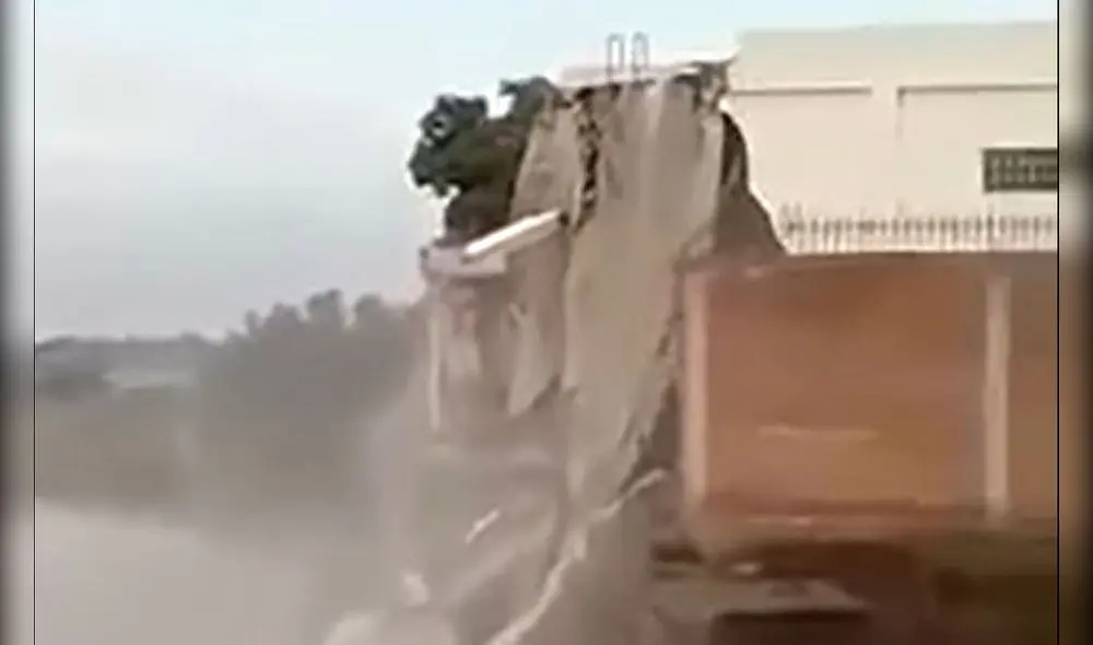 Chiclayo. Vivienda se derrumbó ante la sorpresa de los vecinos. Foto: captura video Expresión / Facebook Chiclayo. Vivienda se derrumbó ante la sorpresa de los vecinos. Foto: captura video Expresión / Facebook