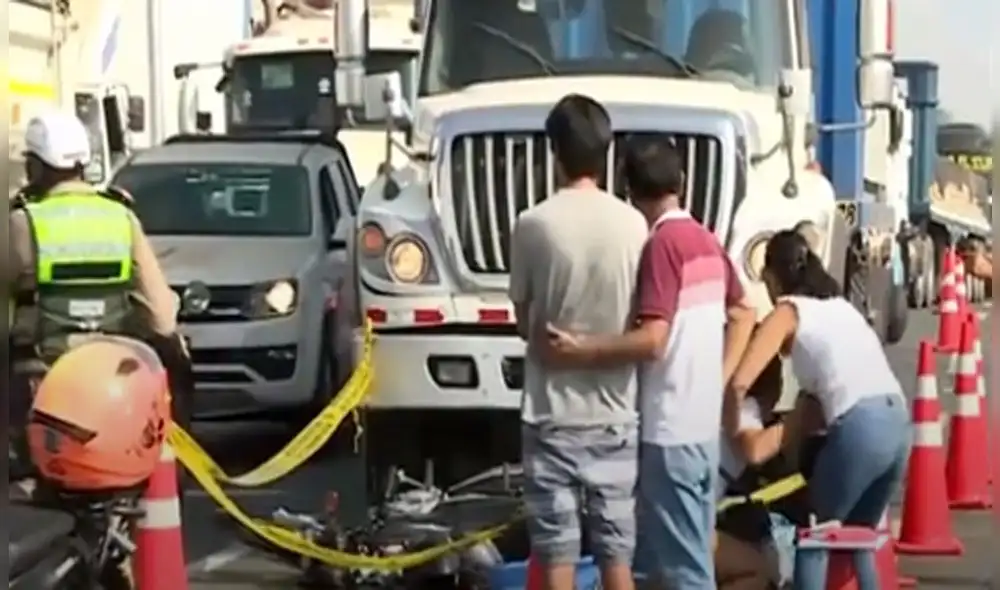 El conductor de la moto resultó ileso y fue trasladado junto al chofer del camión de carga a la comisaria. Foto:  América Noticias - Video: América Noticia