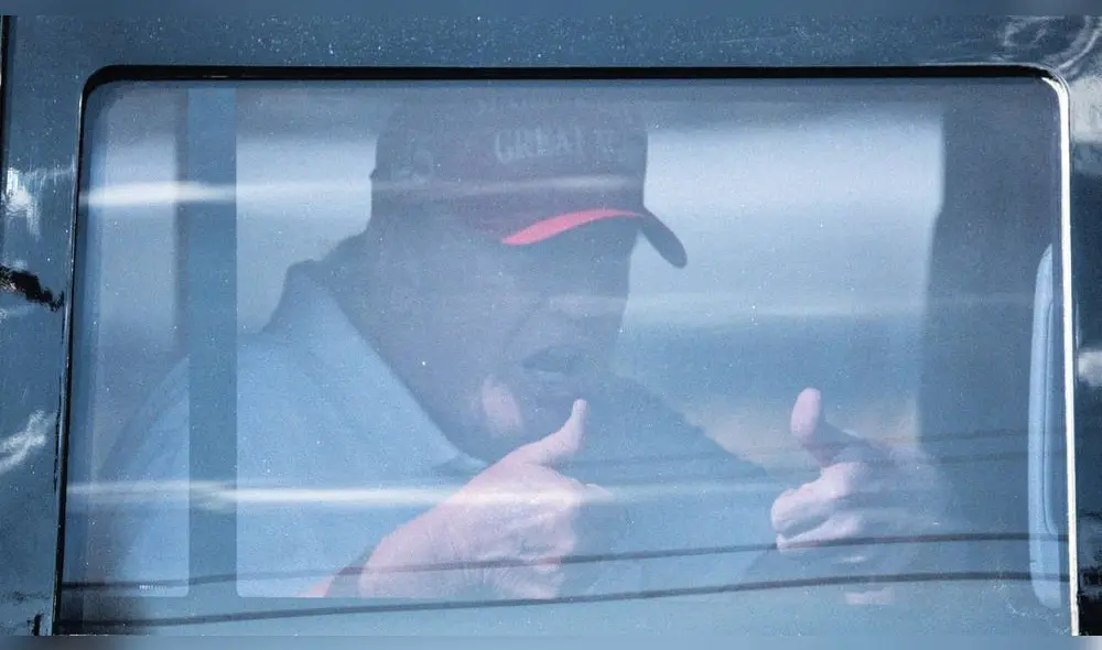 Blindaje. Exmandatario Donald Trump saluda desde su limusina al salir de su residencia en Mar-a-Lago, en Florida. Foto: AFP