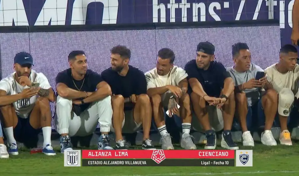 Christian Cueva, Carlos Zambrano, Gabriel Costa y otros compañeros protagonizaron una curiosa foto. Foto: captura Liga 1 Max