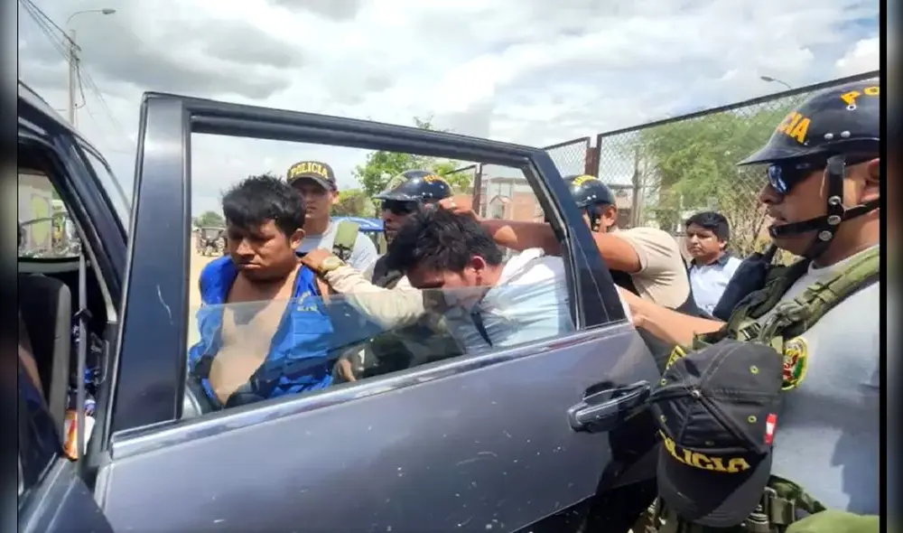 Sujetos son llevados a la comisaria. Foto: Captura de video Juan Nunura