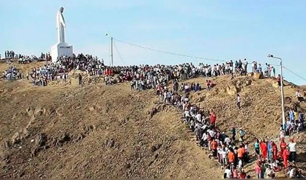 Peregrinos suben en cerro para ver la crucifixión de Jesús. Foto: RPP