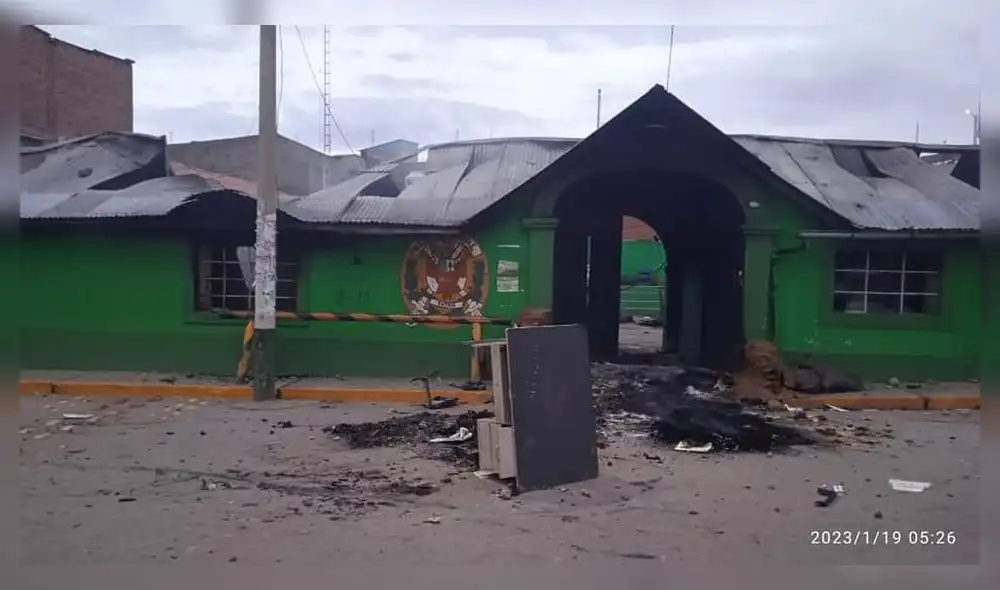 Comisaría de Macusani tras sufrir incendio. Foto: Facebook Pachamama Radio