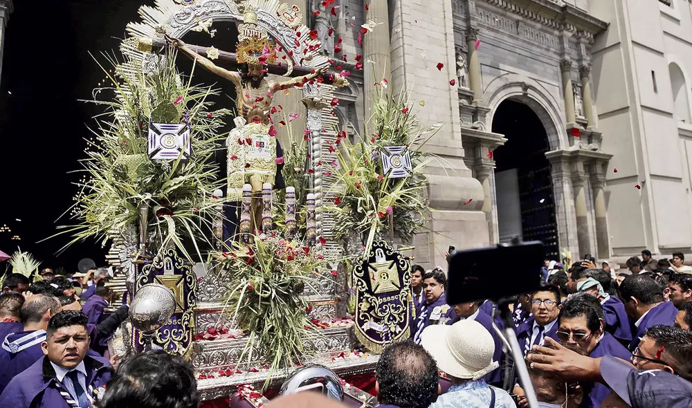 Fe católica. Cientos de limeños llegaron a la catedral y se encontraron con dos procesiones. Foto: John Reyes/La República Fe católica. Cientos de limeños llegaron a la catedral y se encontraron con dos procesiones. Foto: John Reyes/La República