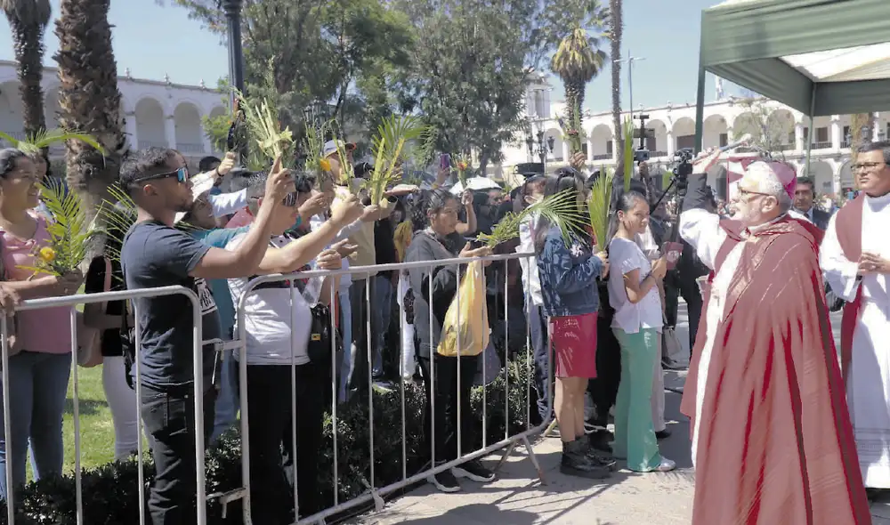 Bendición. Arzobispo de Arequipa realizó la bendición de las palmas. Foto: La República Bendición. Arzobispo de Arequipa realizó la bendición de las palmas. Foto: La República