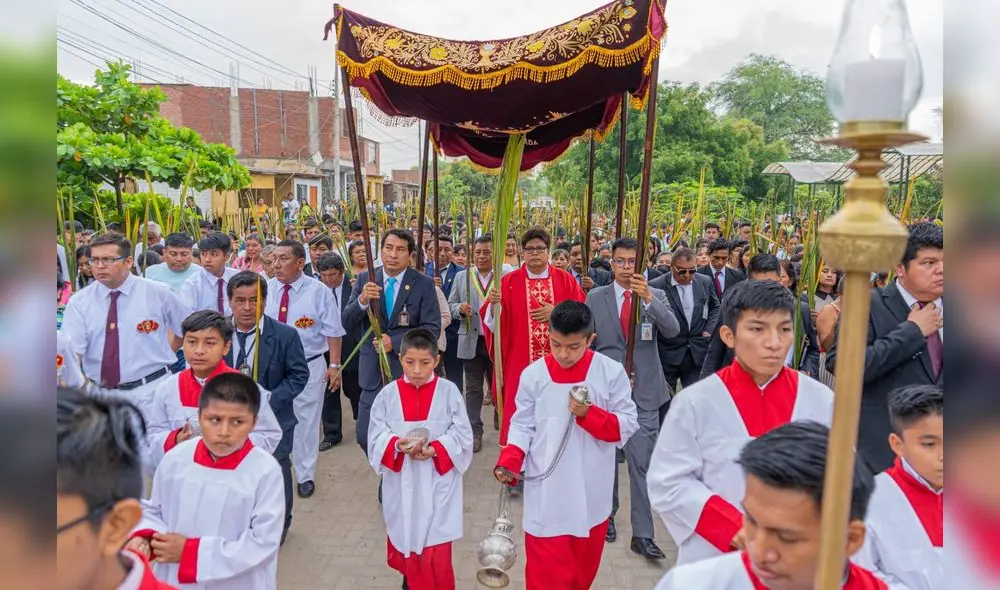 Tras la bendición de las "palmas" miles de fieles católicos acompañaron recorrido. Foto: La República