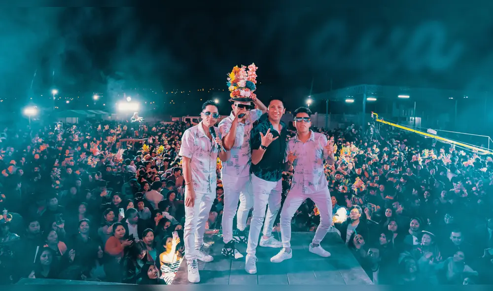 El vocalista junto con sus compañeros artistas en el escenario. Foto: Russkaya El vocalista junto con sus compañeros artistas en el escenario. Foto: Russkaya