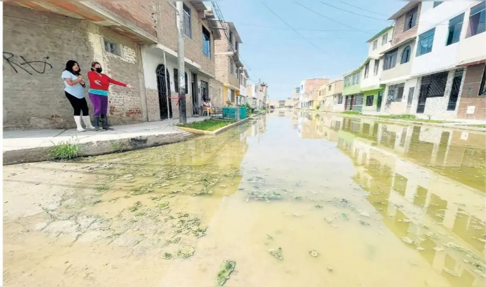 Las principales avenidas y calles de José Olaya están llenas de aguas servidas tras colapso de los desagües. Foto: La República