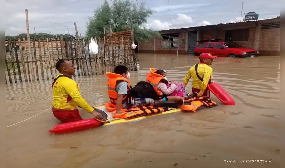 Niños son rescatados de las aguas por personal de la PNP. Foto: Walac Noticias