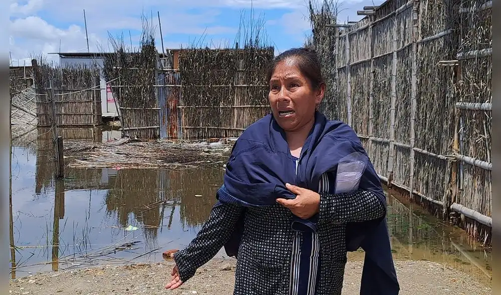 Madre de familia llora porque su casa se destruyó a consecuencia de las lluvias. Foto: Mercedes Yesquen