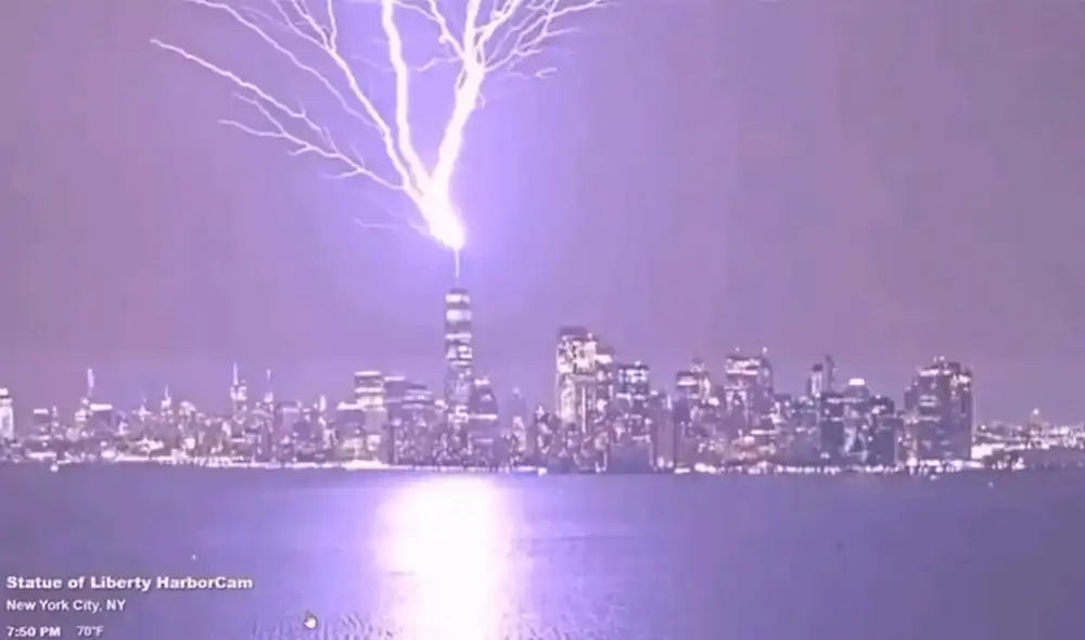 El rayo impactó en la antena del rascacielos One World Trade Center. Foto: @2bz4thot/Twitter - video: @2bz4thot/Twitter El rayo impactó en la antena del rascacielos One World Trade Center. Foto: @2bz4thot/Twitter - video: @2bz4thot/Twitter