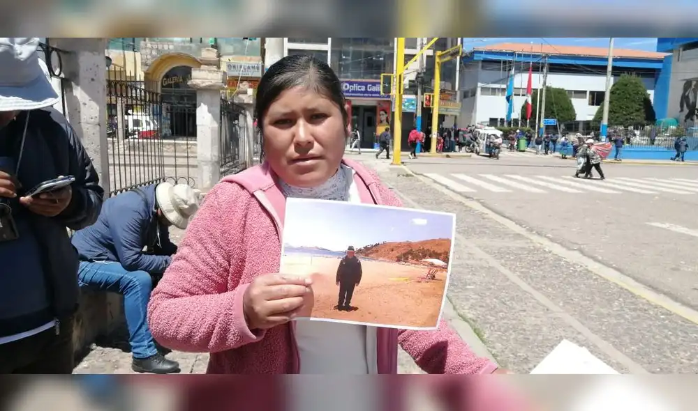 Luzmita Apaza Chipana muestra la fotografía de su padre. Foto: Puno Noticias Luzmita Apaza Chipana muestra la fotografía de su padre. Foto: Puno Noticias