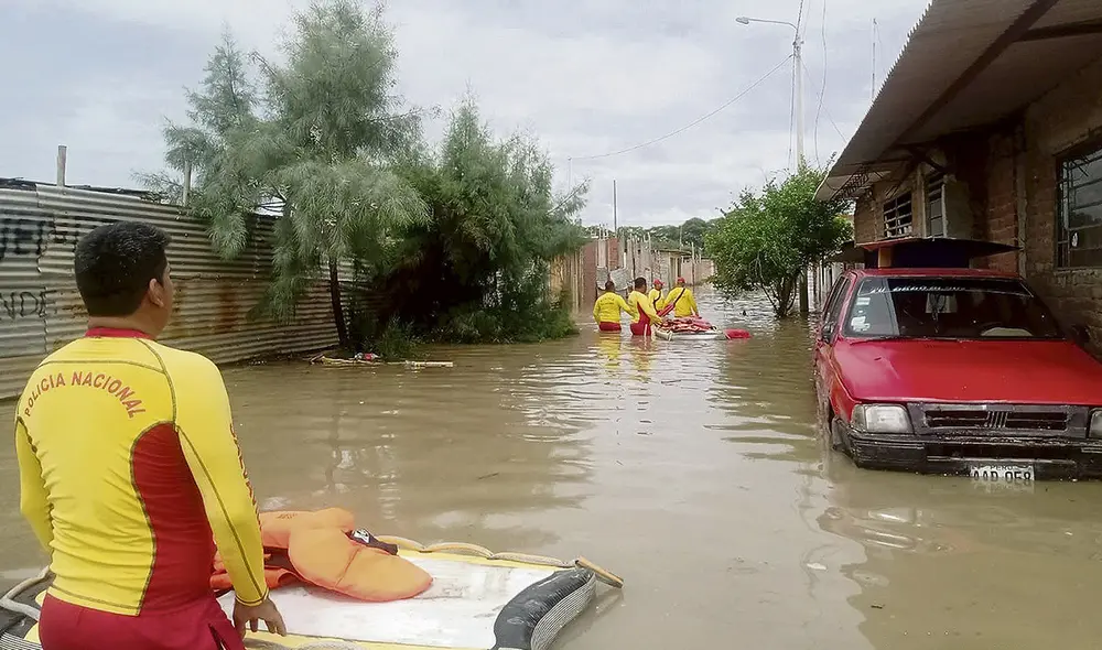 Afectados. La ciudad de Piura y los sectores rurales volvieron a cubrirse de agua. Las necesidades aumentan y la ayuda es escasa. Pobladores alistan un paro. Foto: Andina Afectados. La ciudad de Piura y los sectores rurales volvieron a cubrirse de agua. Las necesidades aumentan y la ayuda es escasa. Pobladores alistan un paro. Foto: Andina