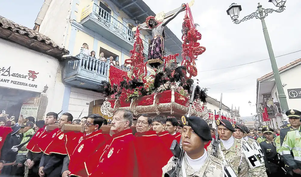 Bendición. Taytacha salió en procesión. Miles lo acompañaron en procesión en Cusco. Foto: Luiz Castillo/ cortesía