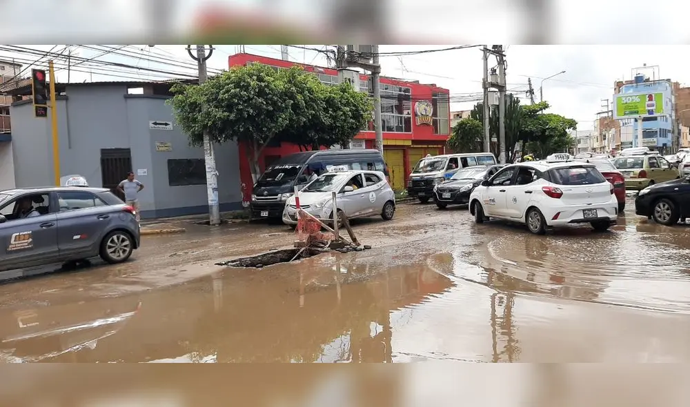 Huecos, capa asfáltica deteriorada y piedras de relleno proliferan en calles de Chiclayo. Foto: Carlos Vásquez - La República